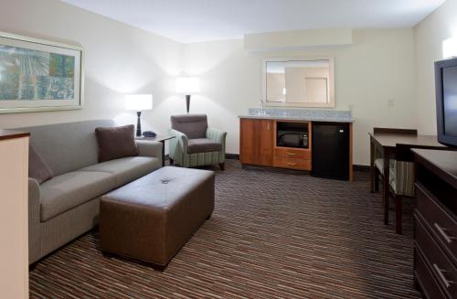holiday inn express and suites willmar by ihg