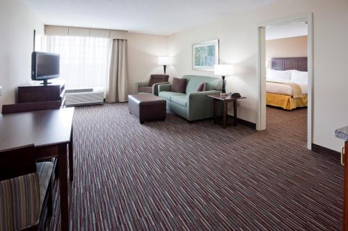 holiday inn express and suites willmar by ihg