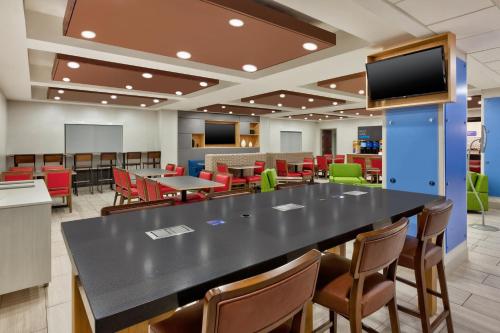 holiday inn express hotel and suites chesapeake by ihg