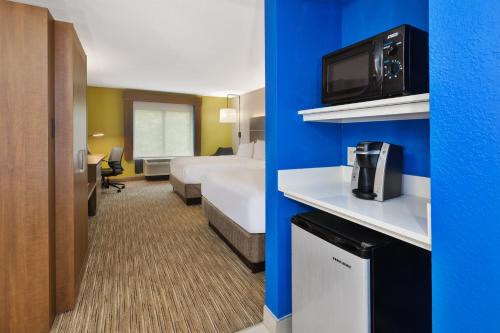 holiday inn express hotel and suites chesapeake by ihg