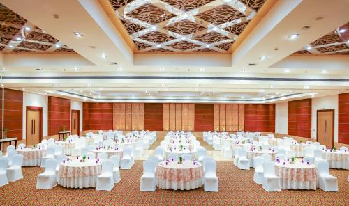 balaji sarovar premiere solapur