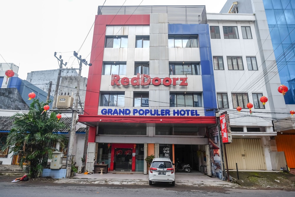 reddoorz plus grand populer hotel