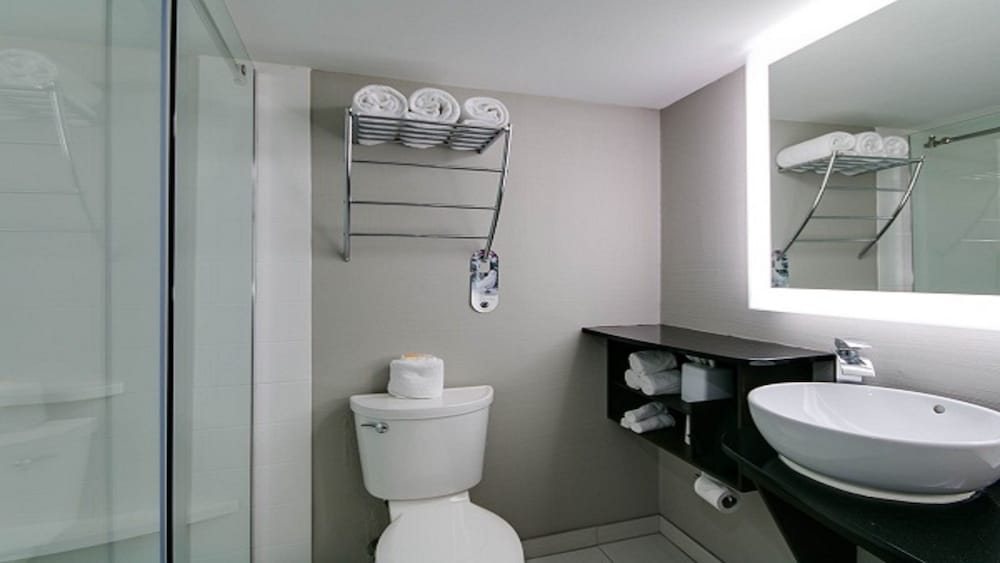 holiday inn manhattan at the campus by ihg