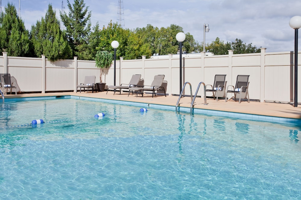holiday inn manhattan at the campus by ihg