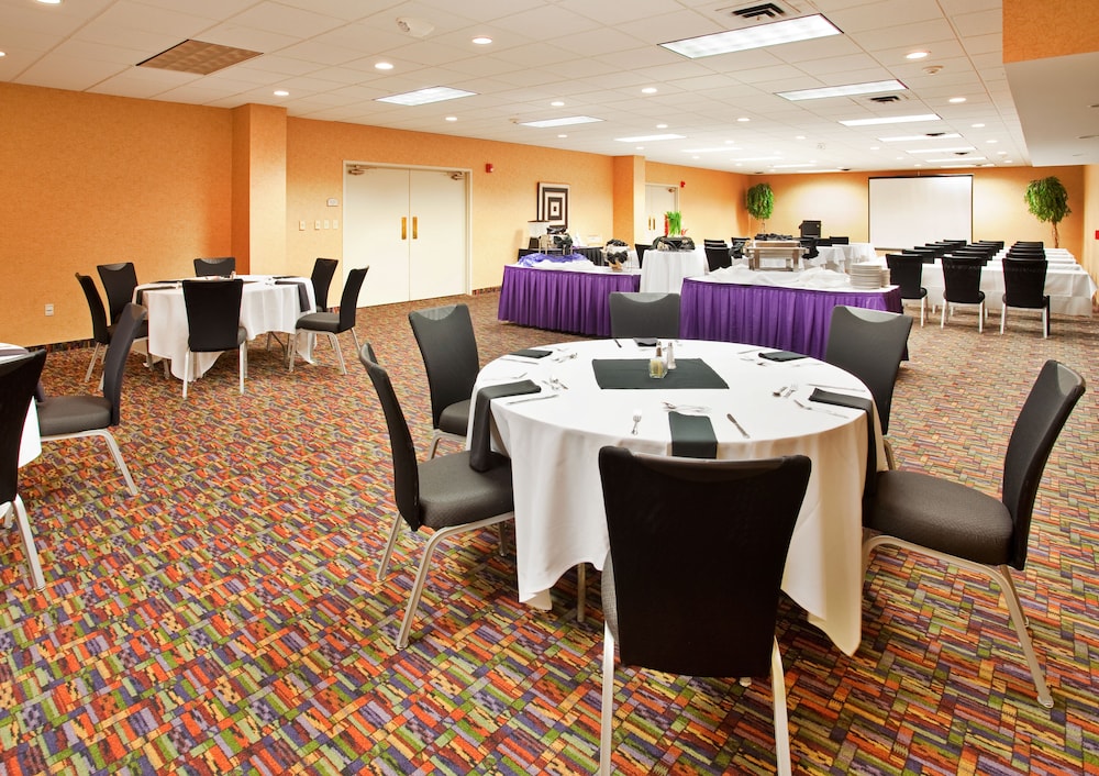 holiday inn manhattan at the campus by ihg