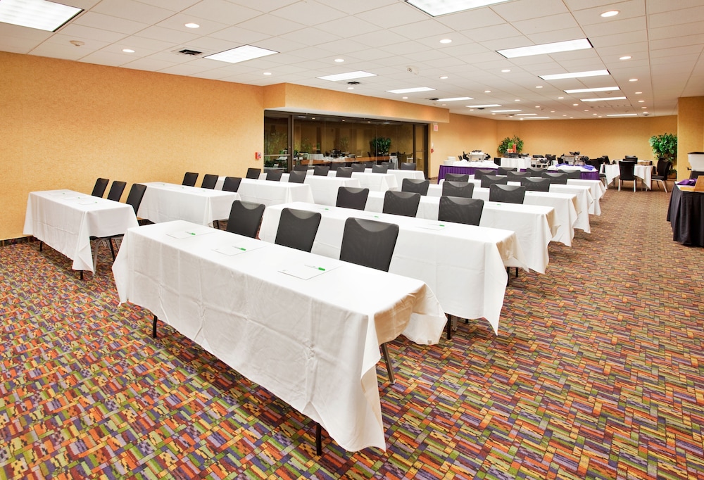 holiday inn manhattan at the campus by ihg