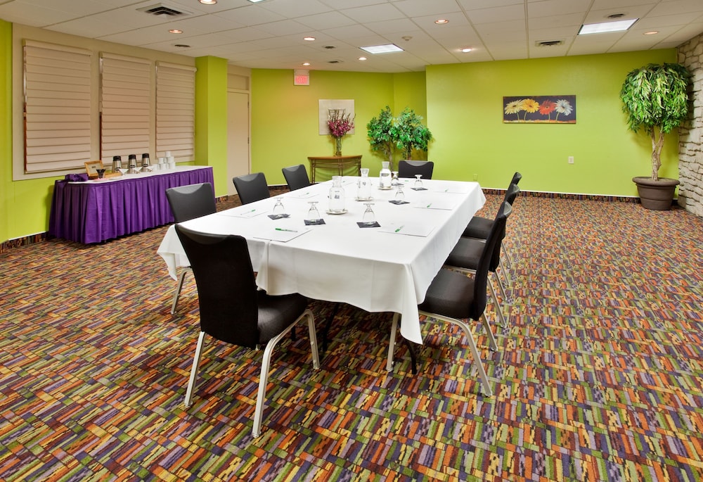 holiday inn manhattan at the campus by ihg