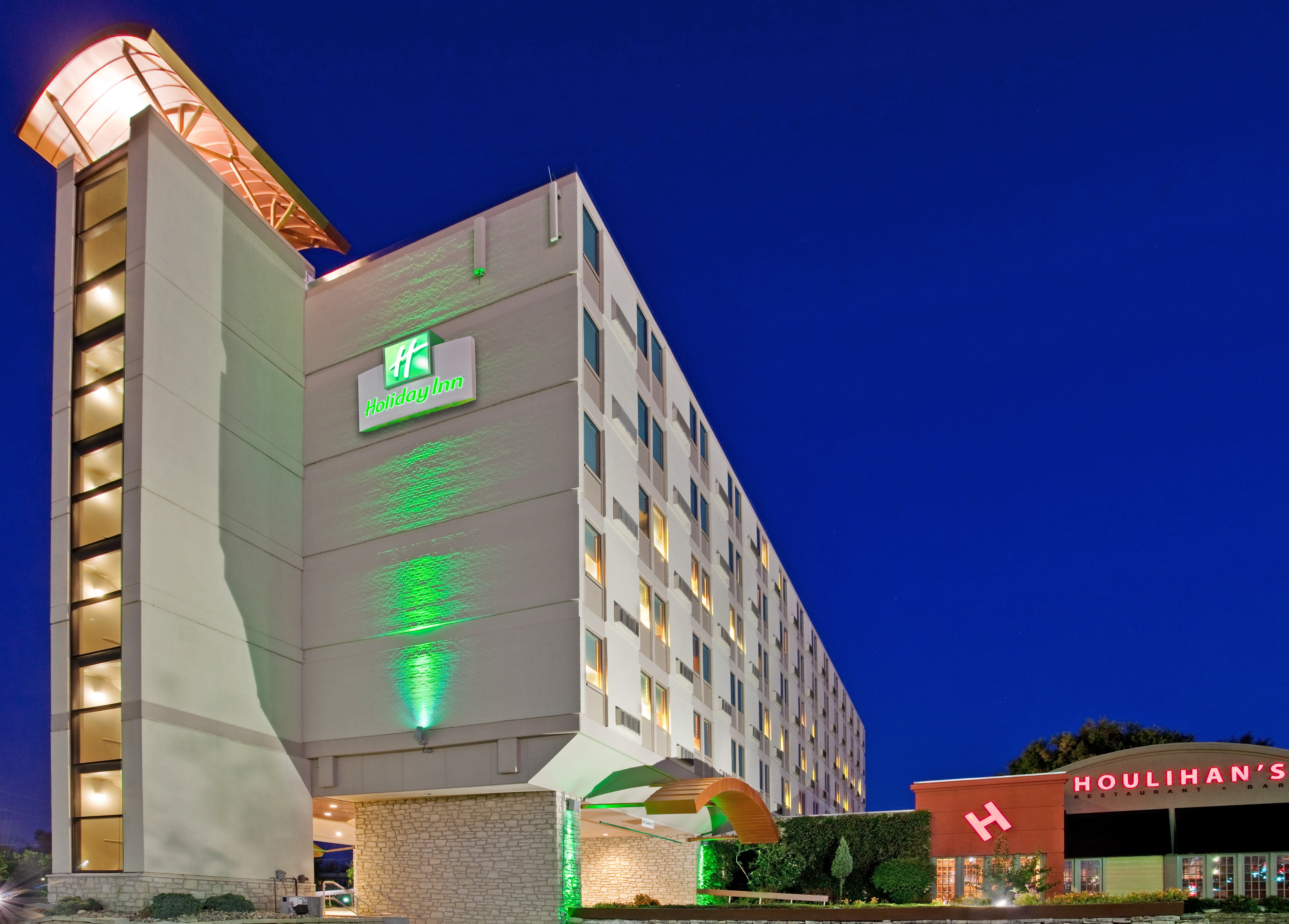 holiday inn manhattan at the campus by ihg