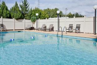 holiday inn manhattan at the campus by ihg