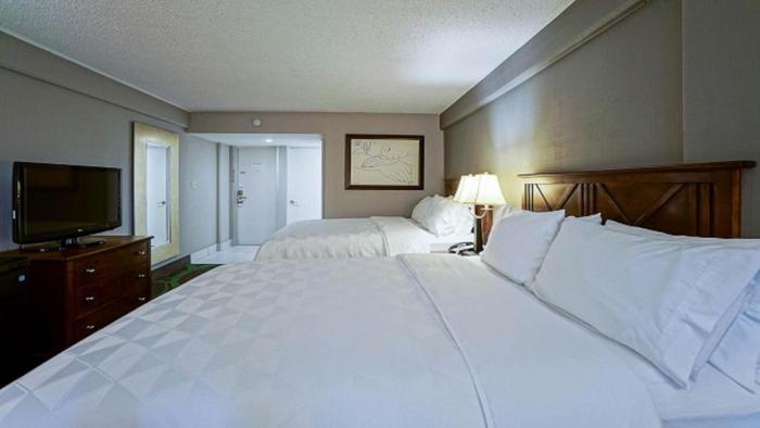 holiday inn manhattan at the campus by ihg