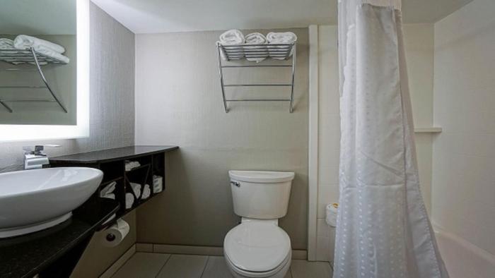 holiday inn manhattan at the campus by ihg