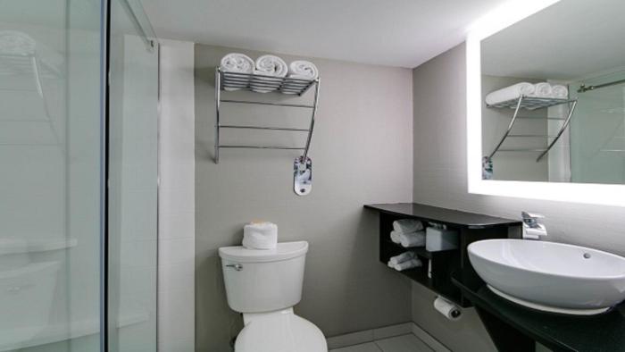 holiday inn manhattan at the campus by ihg