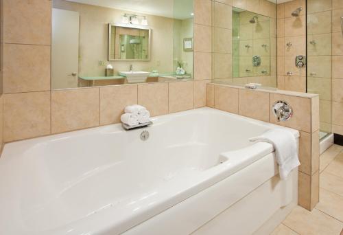 holiday inn manhattan at the campus by ihg