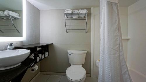 holiday inn manhattan at the campus by ihg