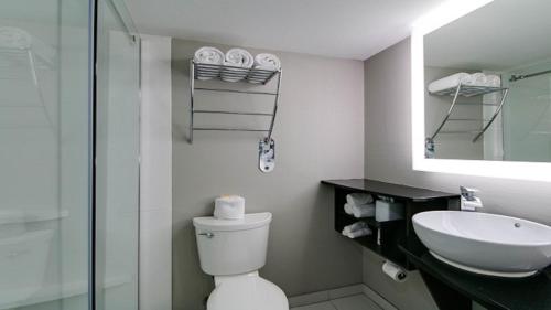 holiday inn manhattan at the campus by ihg