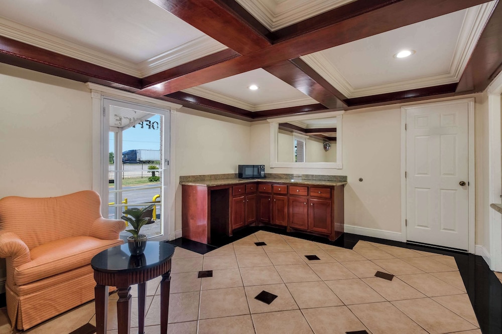 rodeway inn and suites east