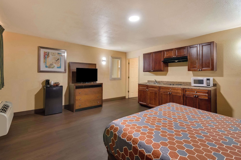 rodeway inn and suites east