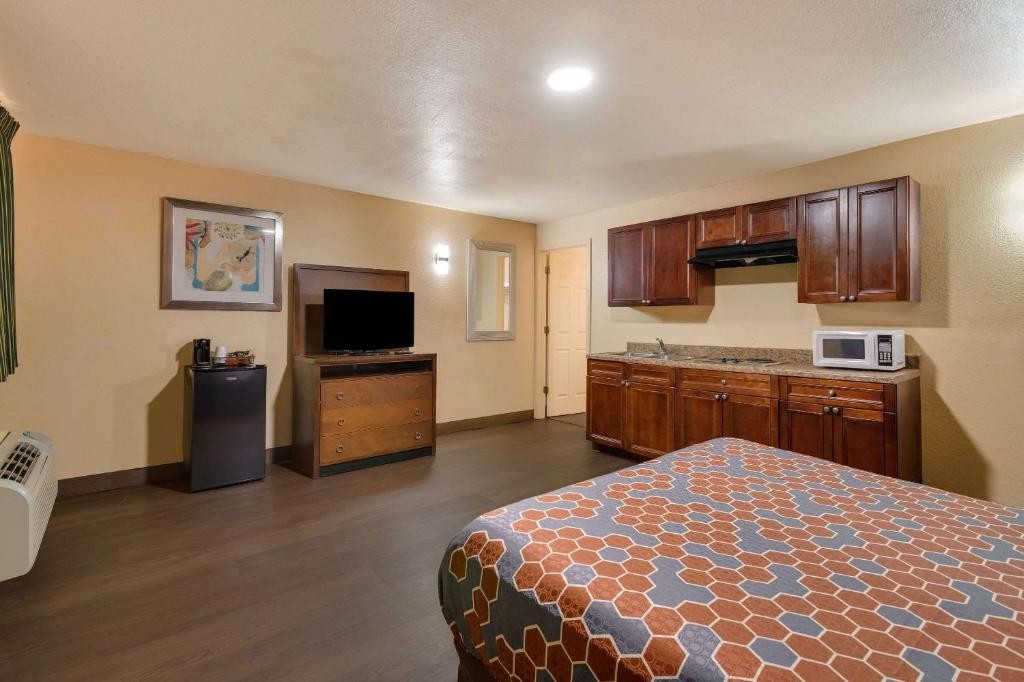 rodeway inn and suites east