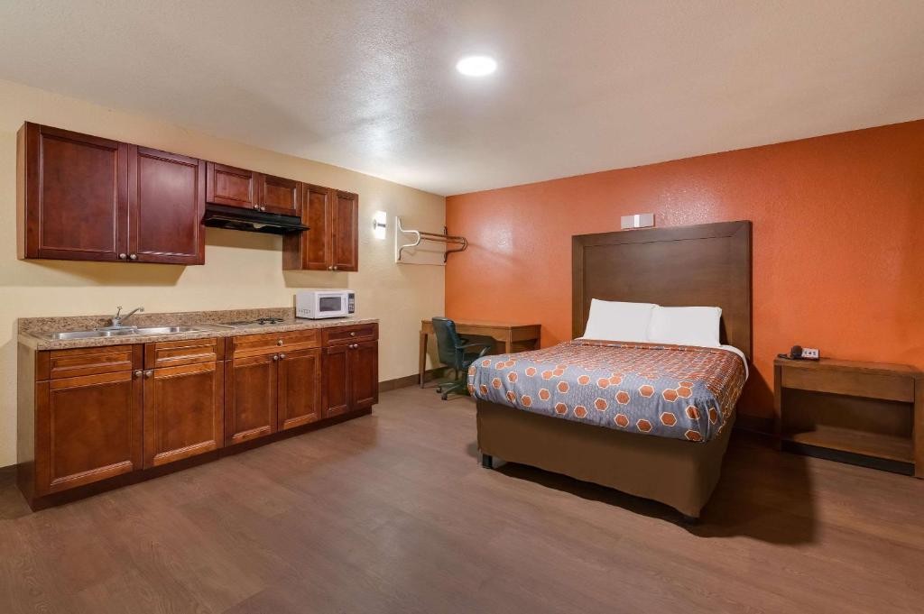 rodeway inn and suites east