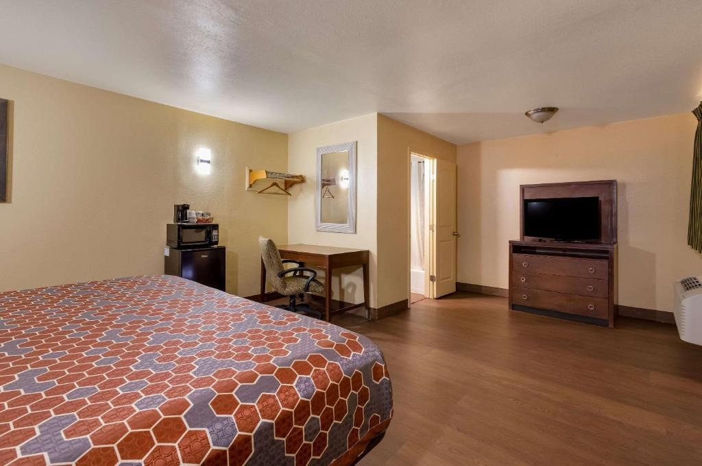 rodeway inn and suites east