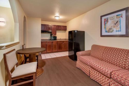 rodeway inn and suites east