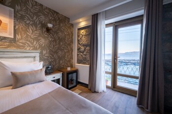 assos troy port hotel