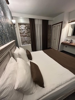 assos troy port hotel