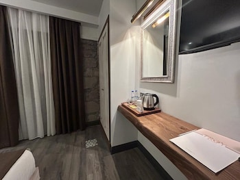 assos troy port hotel