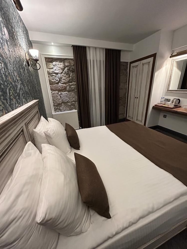 assos troy port hotel