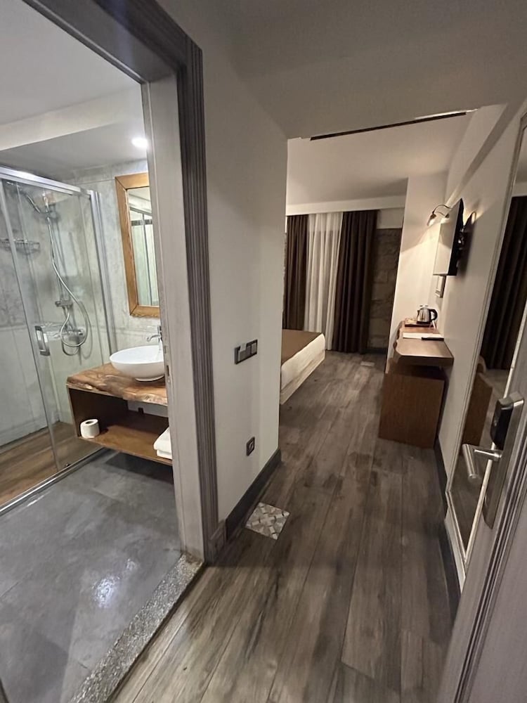 assos troy port hotel