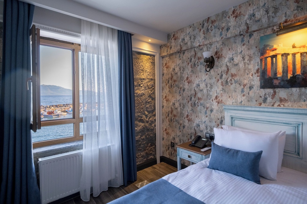 assos troy port hotel