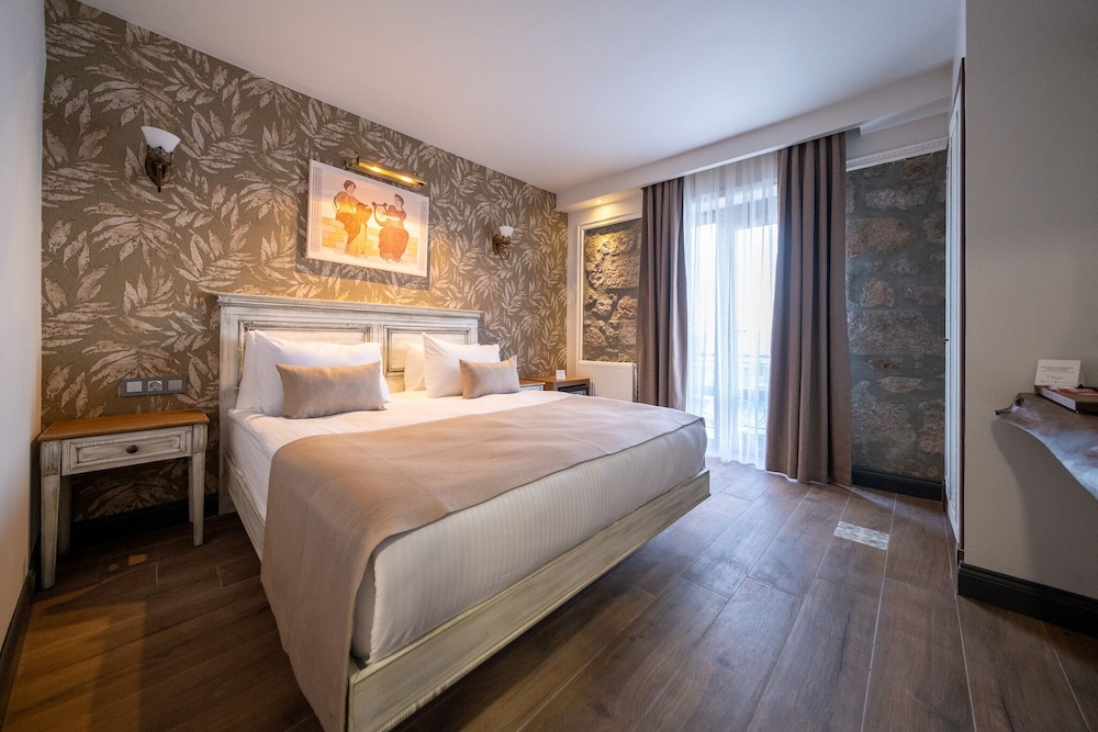 assos troy port hotel