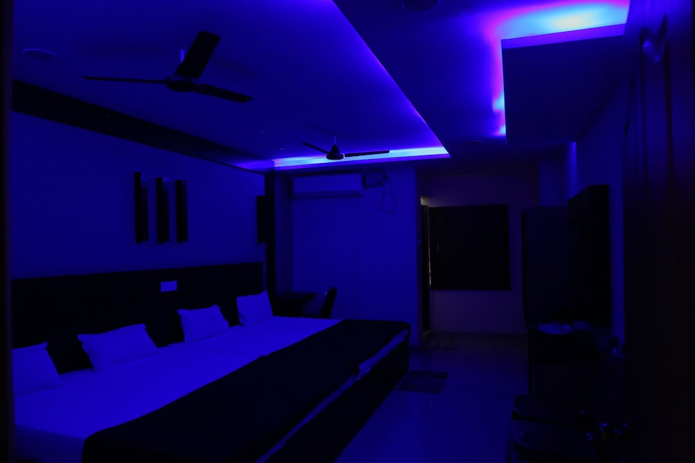 divya lodge and hotel rooms