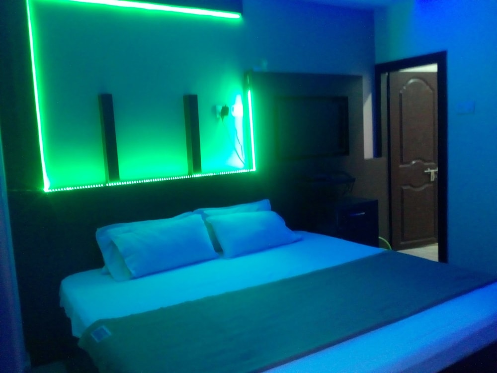 divya lodge and hotel rooms