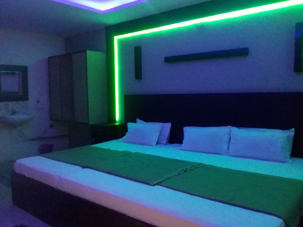 divya lodge and hotel rooms