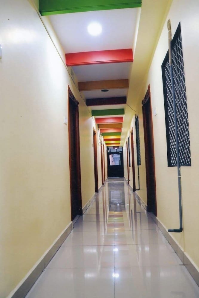 divya lodge and hotel rooms