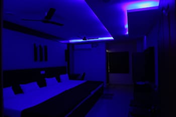 divya lodge and hotel rooms