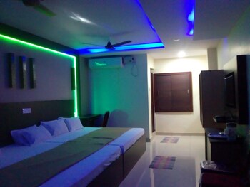 divya lodge and hotel rooms