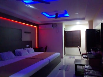 divya lodge and hotel rooms