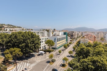 yelo promenade powered by sonder