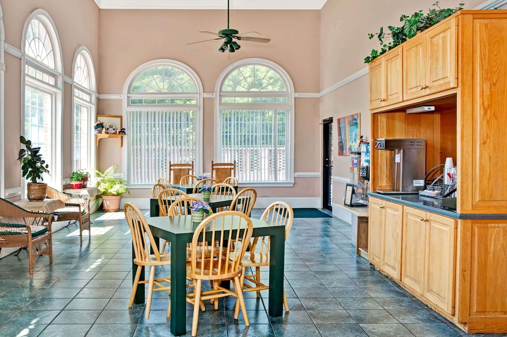 super 8 by wyndham marietta west atl area