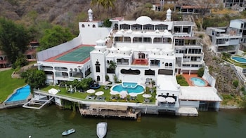 marina palace teques