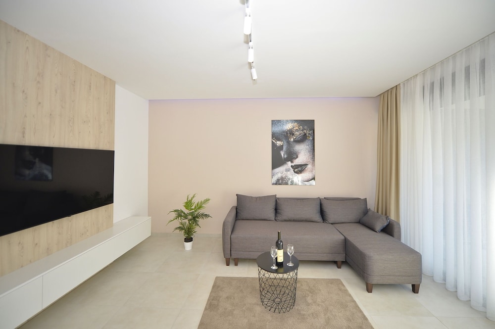 solaris lux apartments