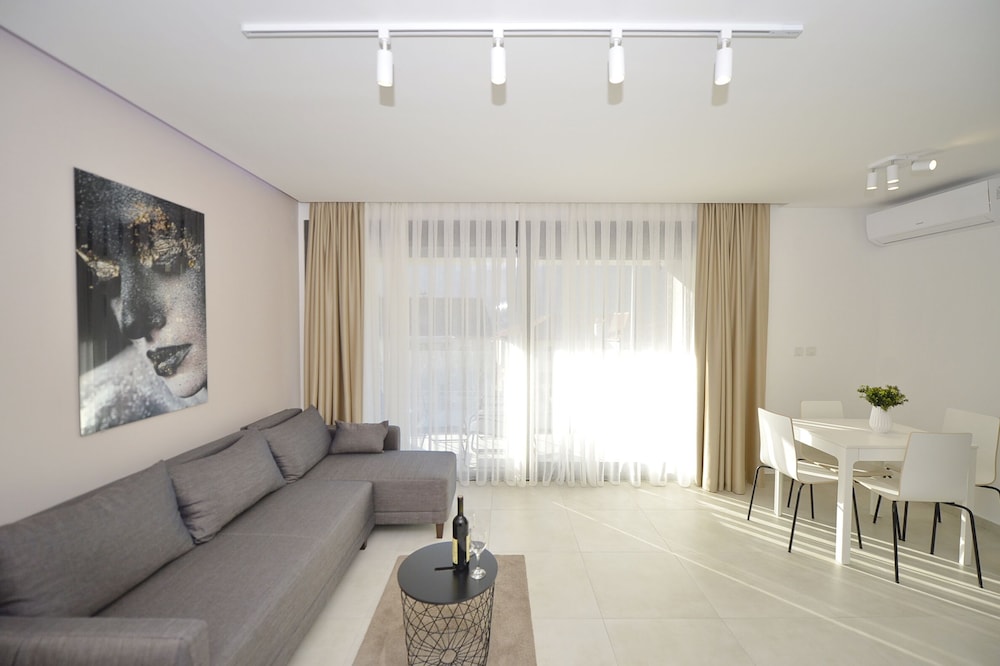 solaris lux apartments