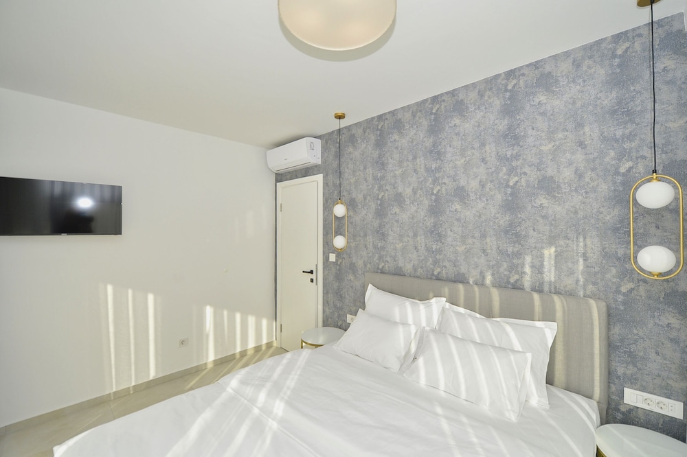 solaris lux apartments