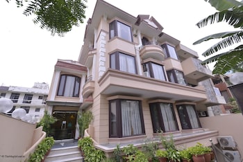 the maple leaf dlf cyber city