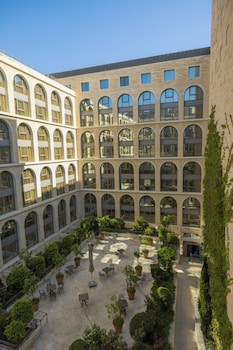 grand court jerusalem