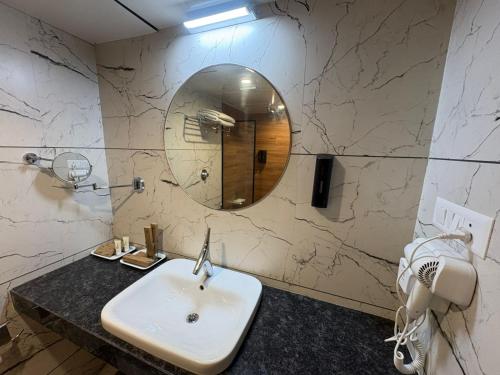 hotel apex international