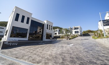 baekya pool villa and kids