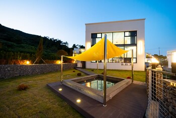 baekya pool villa and kids